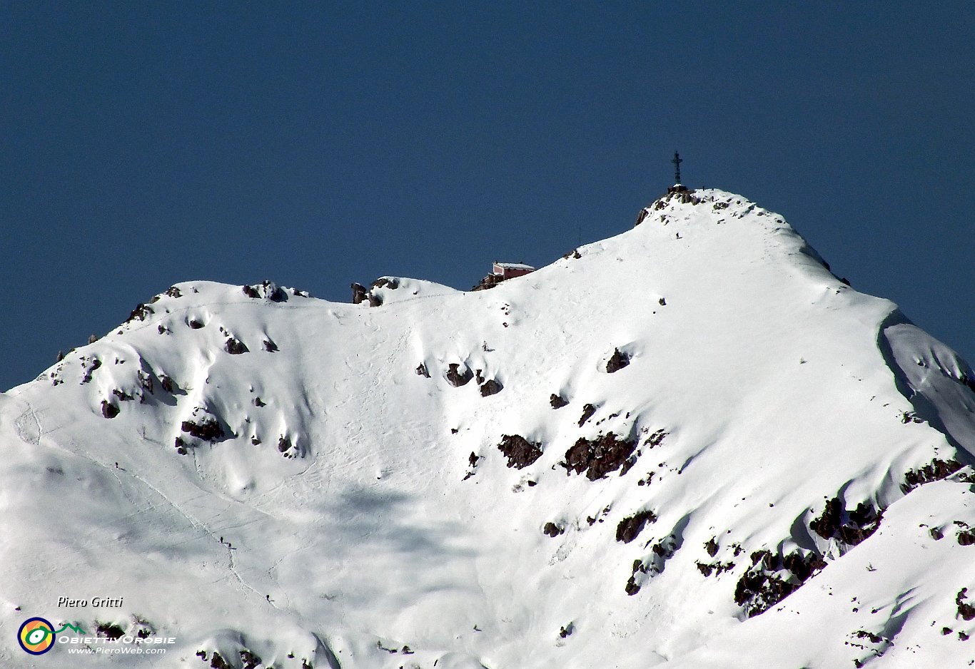 15 Zoom in Punta Cermenati  con la croce e Rif. Azzoni.JPG